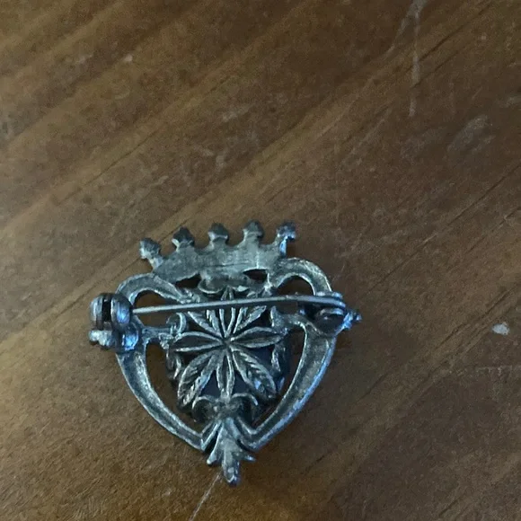 Elegant Silver and Brown Crown Brooch - Picture 3 of 3
